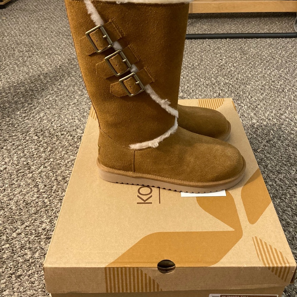 Kookaburra Fall /Winter boots by  UGG brand new never worn.